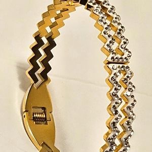 Wave Designed Spring Bracelet